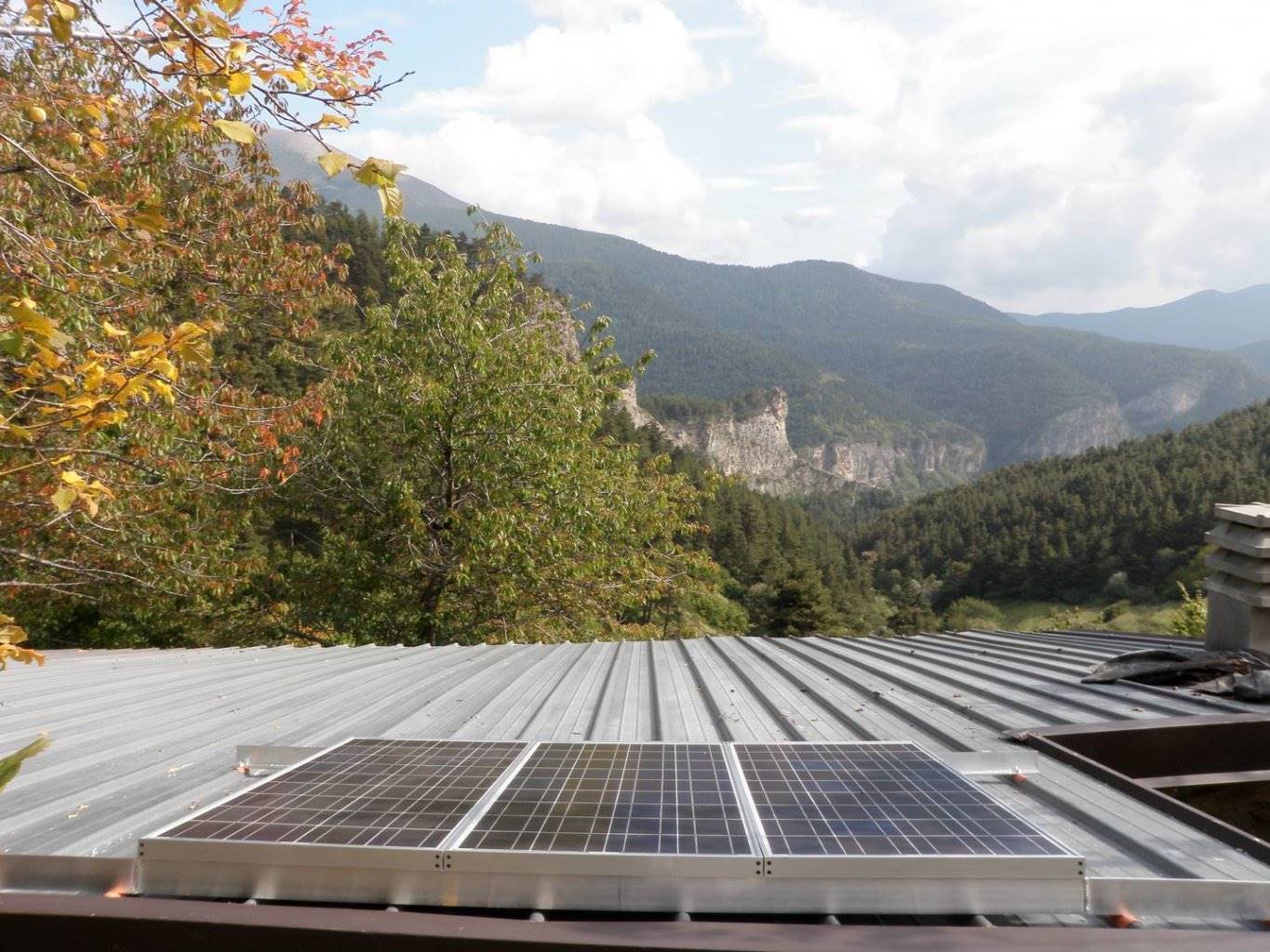 Sonnenkollektoren in einem Schafstall in Tende